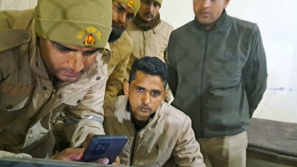 Bareilly Breaking Constable shot in police station CCTV footage cantt nakatiya chauki 