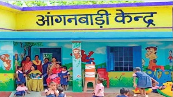गांव के आंनगबाड़ी केंद्र में पढ़ती है भव्या