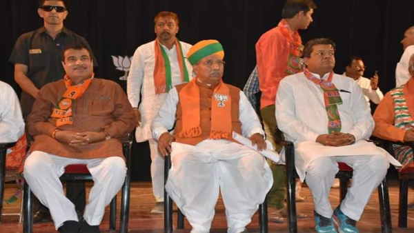 दो भागों में बँटी है कांग्रेस