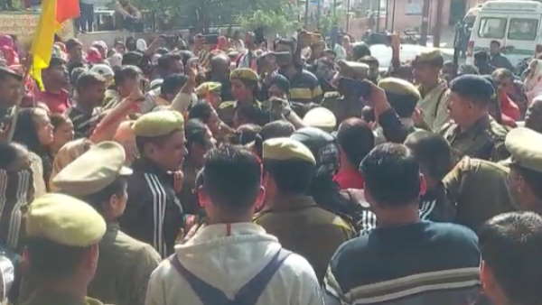 hathras news asha karykarta fight with CMO driver beaten with slippers in government hospital 