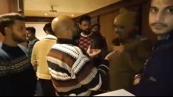 मैं रिटायर्ड ASP राजेश तिवारी का बेटा हूं..