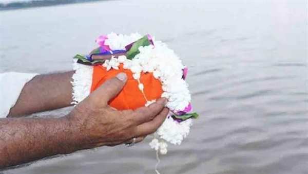 इलाहाबाद से अस्थि विसर्जन कर लौट रहा था परिवार