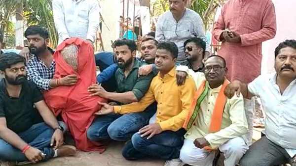 सांसद विजय बघेल ने दिखाया दस्तावेज