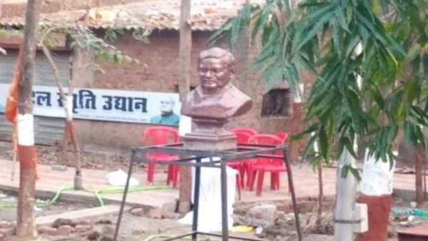 प्रशासन की मौजूदगी में स्थापित की गई प्रतिमा