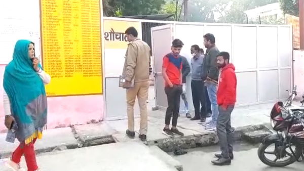Meerut Kalyugi mother killed newborn girl found toilet seat of district hospital up news save girl Meerut Kalyugi mother killed newborn girl found toilet seat of district hospital up news save girl