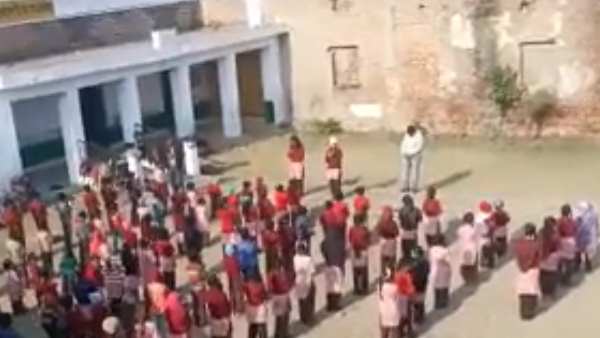 टीचरों द्वारा धमकाया जाता है बच्चों को