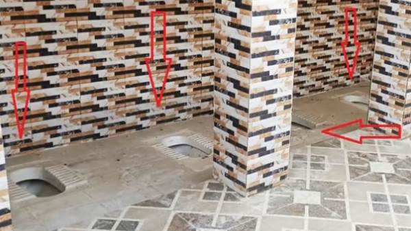 बिना पार्टिशन रखवा दी गईं चार टॉयलेट सीटे