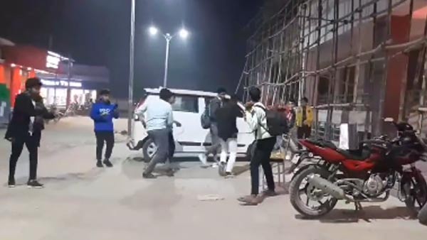 जन्मदिन पर हाईवे पर करते हैं प्रदर्शन