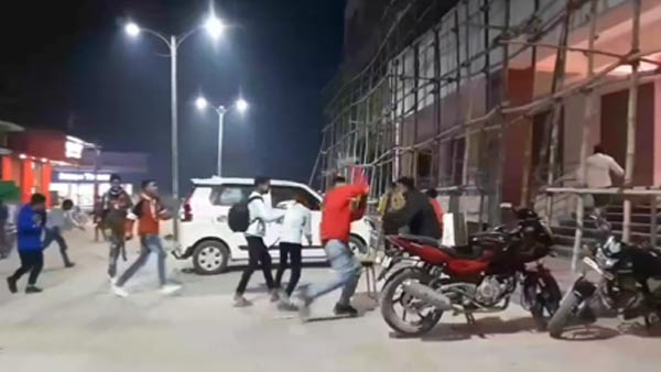 दौड़ा-दौड़ा कर पिटाई करते नजर आए