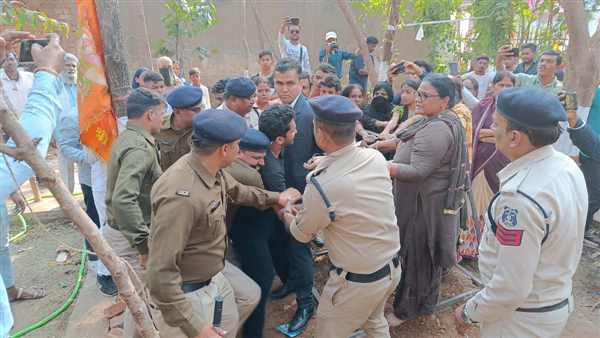 रविवार को मचा था बवाल, पार्षद ने जताया था विरोध