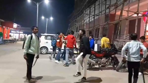 चौराहे पर सड़क किनारे केक काटकर मनाए जन्मदिन