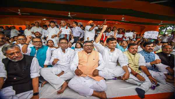 बिहार में नीतीश ने दिया झटका, सत्ता से बाहर हुई बीजेपी