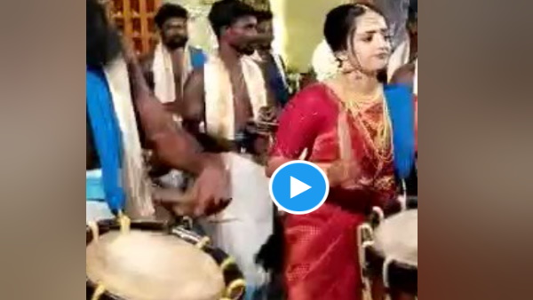 केरल के ये वाद्य यंत्र चेंडा है, जिसे उत्‍साह के साथ दुल्‍हन ने बजाया 