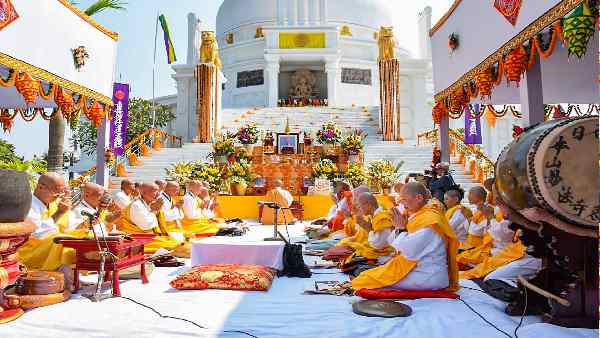 'आत्म-सम्मान के साथ रहने के लिए धर्म-परिवर्तन'