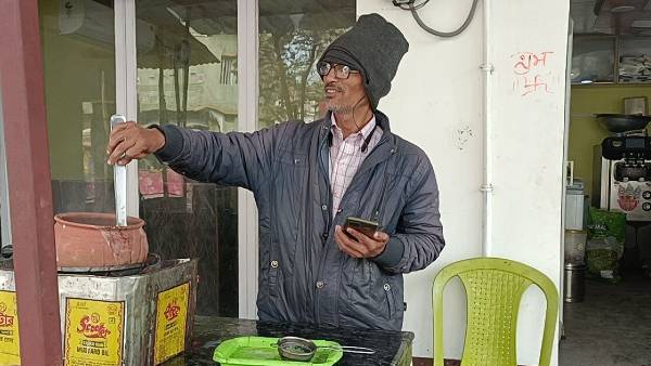 रेस्टोरेंट के नाम से आकर्षित हो रहे लोग 