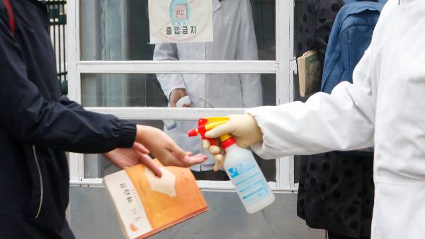 कोरोना के लेकर प्रशासन ने जारी की गाइलाइन कोरोना के लेकर प्रशासन ने जारी की गाइलाइन