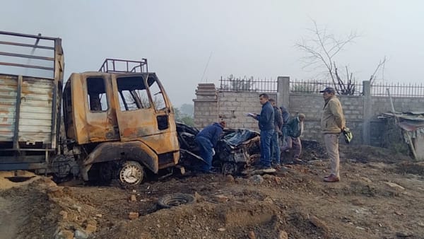 Car caught fire, 2 people burnt alive Car caught fire, 2 people burnt alive