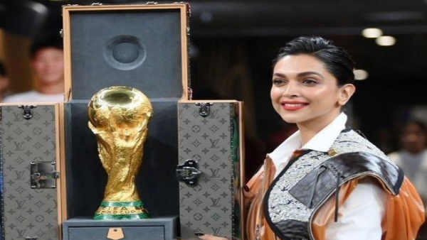 फीफा की ट्रॉफी को छूने वाले खास लोगों में थीं दीपिका