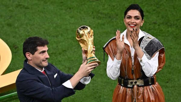 एक्ट्रेस के आउटफिट को लेकर हो रही चर्चा