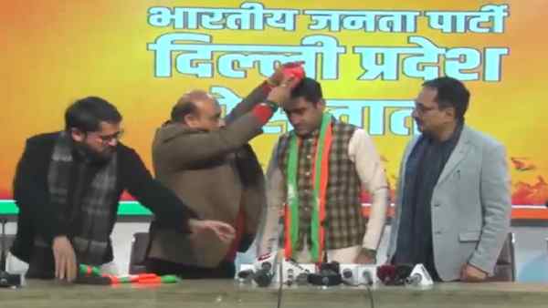 delhi-mayor-election-bjp-benefits-by-independent-councilor-gajendra-daral-joins-party delhi-mayor-election-bjp-benefits-by-independent-councilor-gajendra-daral-joins-party