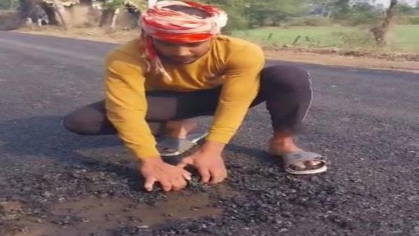 PWD मंत्री के जिले में घटिया सड़क PWD मंत्री के जिले में घटिया सड़क