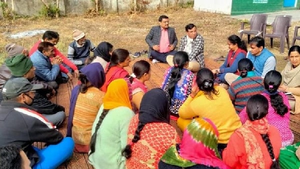 IAS chaupal DG School Education SUCHNA Banshidhar Tiwari sitting ground villagers SOCIAL MEDIA VIRAL IAS chaupal DG School Education SUCHNA Banshidhar Tiwari sitting ground villagers SOCIAL MEDIA VIRAL