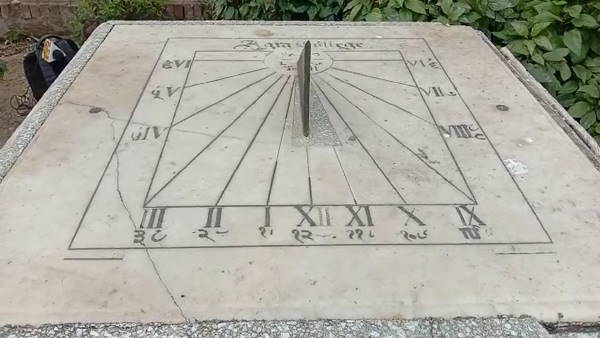 180 सालों से सटीक समय बता रही पत्थर की घडी