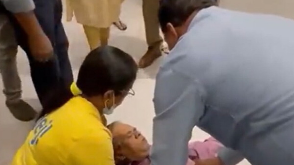 जोर जोर से प्रेशर देकर पंप करते हुए डॉक्‍टर ने दिया सीपीआर 