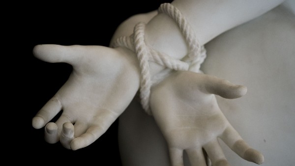 छोड़ते वक्त कपड़े उतारे