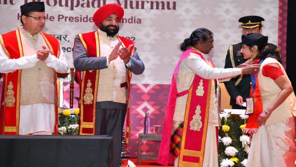 विश्वविद्यालय द्वारा पांच विदेशी और तीन स्थानीय भाषाओं का भी अध्यापन कार्य