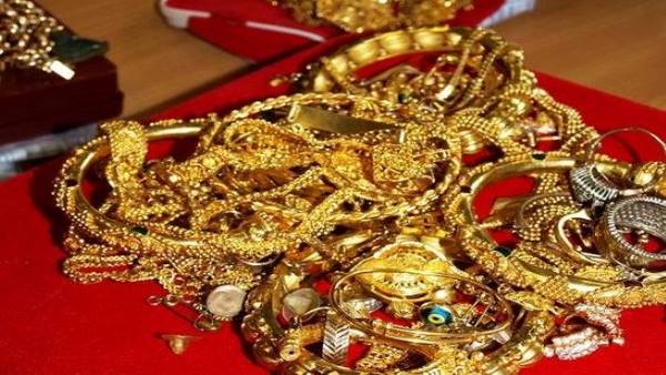 चोर से अपने गहने वापस मांगने पहुंची नेहा, तब हुआ खुलासा