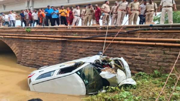 20 जुलाई 2022: शिवनाथ में डूबी कार तीन दिन बाद मछुवारों ने निकाला