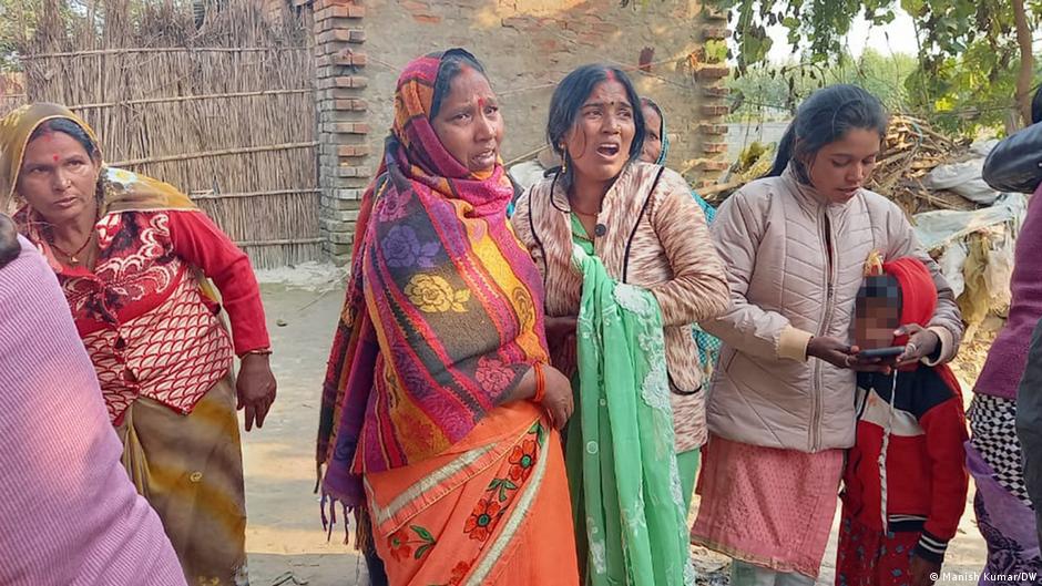 जहरीली शराब पीने के कारण हुई मौत के बाद रोते बिलखते परिजन