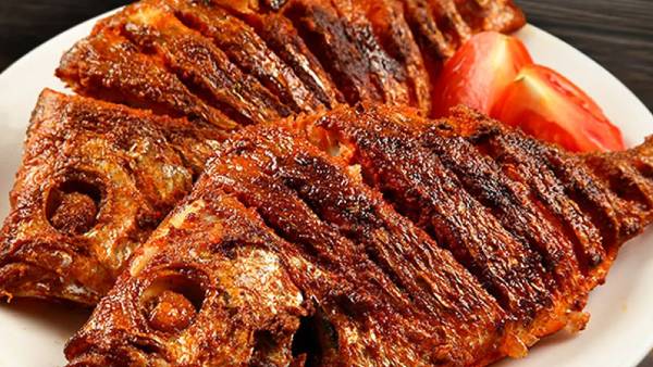 ग्राहक के सामने निकालते हैं तालाब से मछली