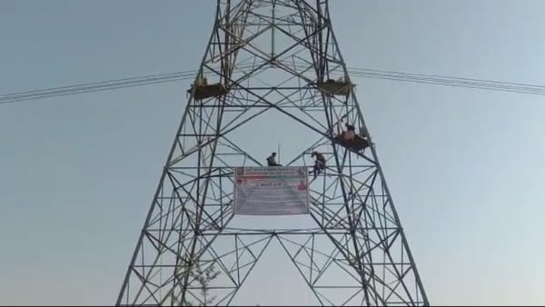 टावर लाइन में खाट बांधकर चढ़े हुई टावर लाइन में खाट बांधकर चढ़े हुई