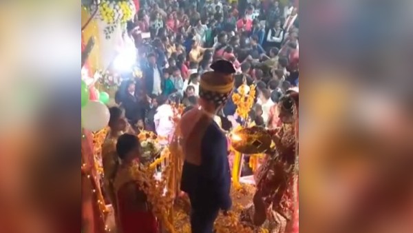 स्टेज पर दूल्हा-दुल्हन, नीचे चल रहे लात-घूंसे