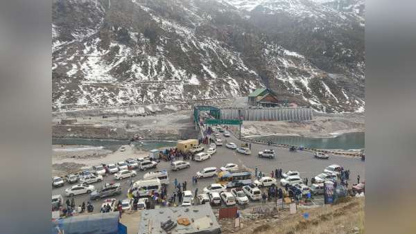 अटल टनल के बाहर और अंदर सैकड़ों गाड़ियां