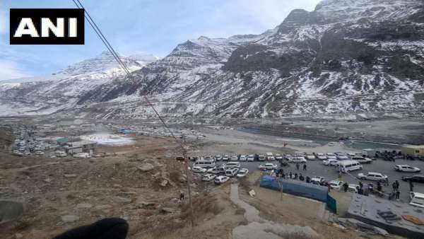 बर्फबारी का आनंद उठाने आते हैं लोग