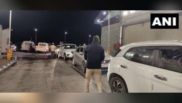 बर्फबारी में ड्राइव करने के लिए गाइड कर रही पुलिस