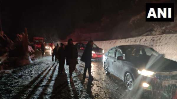 फिसलन के कारण जानलेवा बनी सड़क