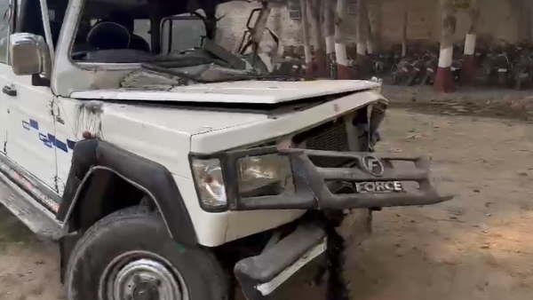 ट्रक की चपेट में आया फाॅर्स ट्रैवलर