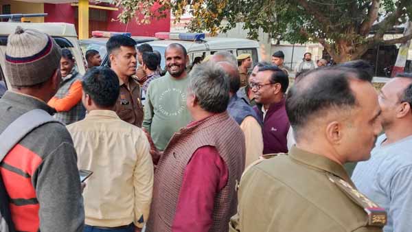 देखते ही देखते दोनों पक्ष हुए आमने-सामने देखते ही देखते दोनों पक्ष हुए आमने-सामने