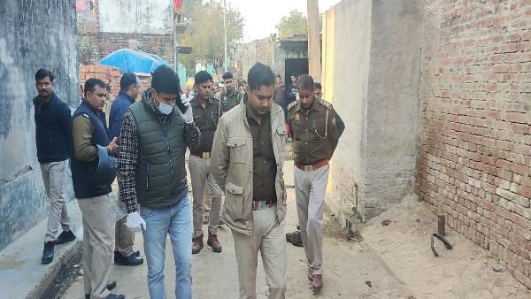 Aligarh news lover first shot the girlfriend then gave his life up murder shot dead desi tamancha 