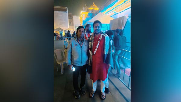 फैंस के साथ फोटो भी खिंचवाए