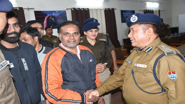 रविंद्र के घर के बराबर में रहने वाली किरन ने बच्चे को घर से उठाया