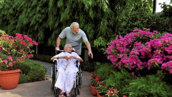 PM मोदी गए थे मां से मिलने अहमदाबाद