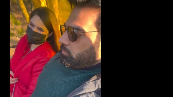 लड़की ने छुए पैर
