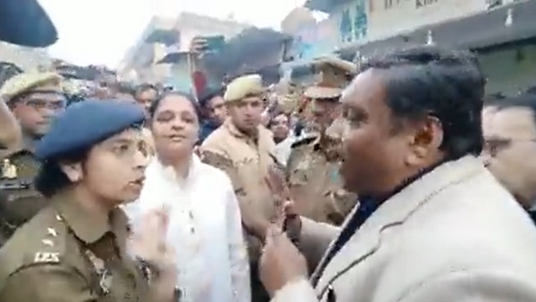 'आंख उठाकर बात की तो...'