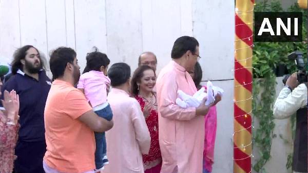 अलग-अलग मंदिरों के कई पंडितों को मुंबई बुलाया अलग-अलग मंदिरों के कई पंडितों को मुंबई बुलाया