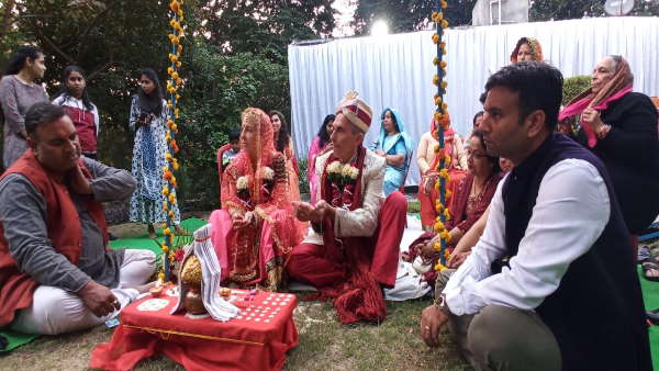 इटेलियन दंपति का विवाह संस्कार संपन्न इटेलियन दंपति का विवाह संस्कार संपन्न